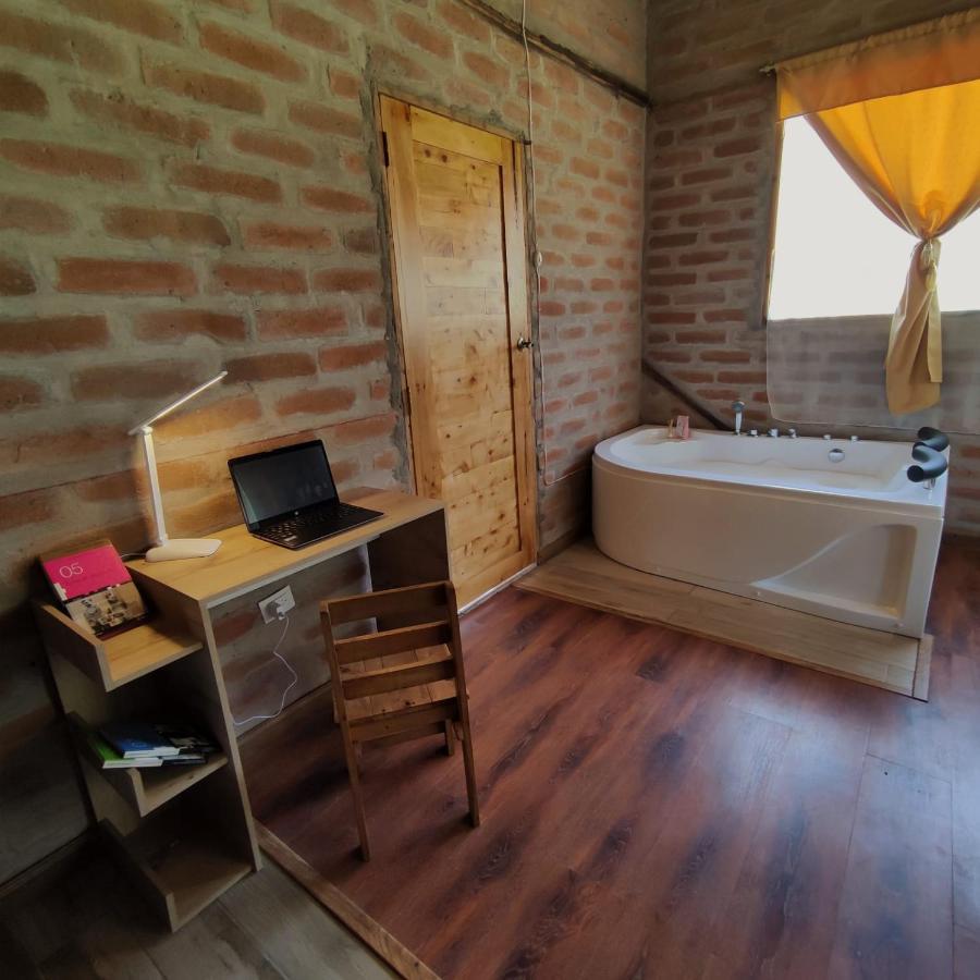 El Castillo Del Lobo Pululahua Bed & Breakfast Кито Екстериор снимка