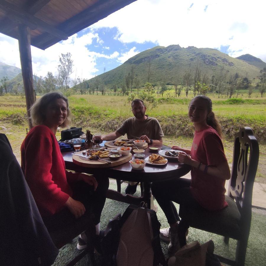 El Castillo Del Lobo Pululahua Bed & Breakfast Кито Екстериор снимка