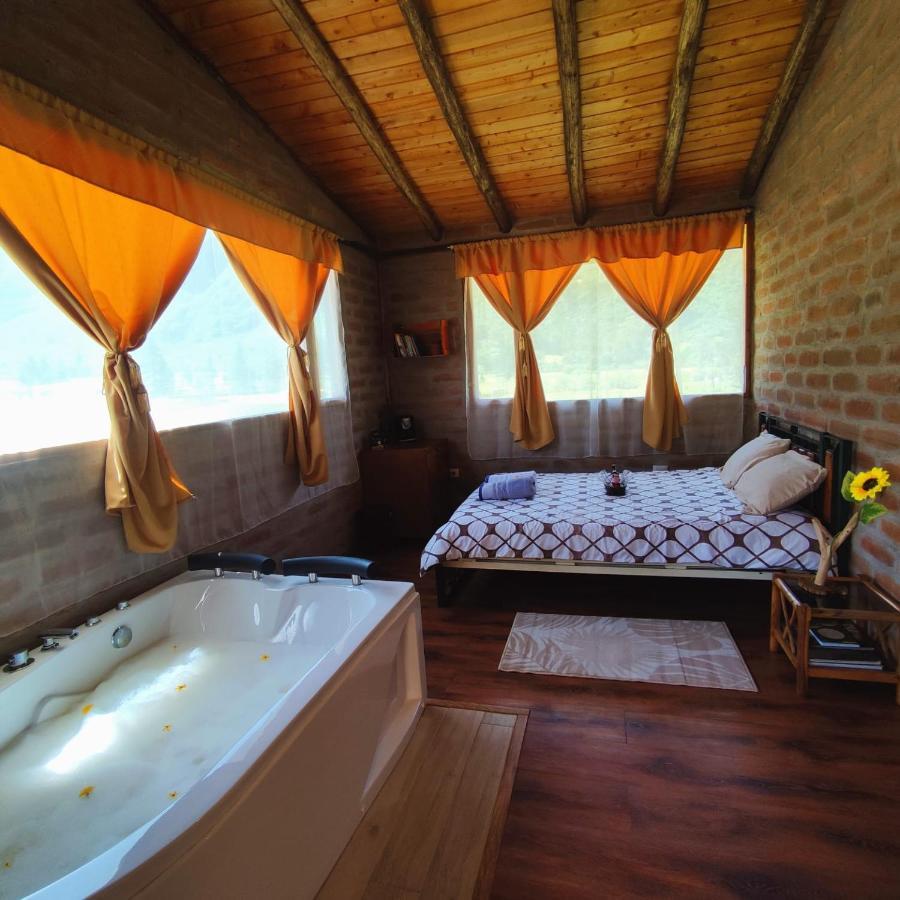 El Castillo Del Lobo Pululahua Bed & Breakfast Кито Екстериор снимка